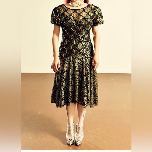 HW COLLECTIONS Dresses & Skirts - VINTAGE HW COLLECTIONS Chic Black and Gold Lace Midi Dress